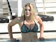 Ashley James prezy piersi na basenie